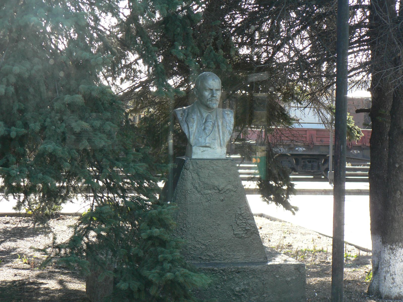 бюст Ленина перед железнодорожной станцией Гуково. Памятник немного сместился, но не исчез. авторы сайта