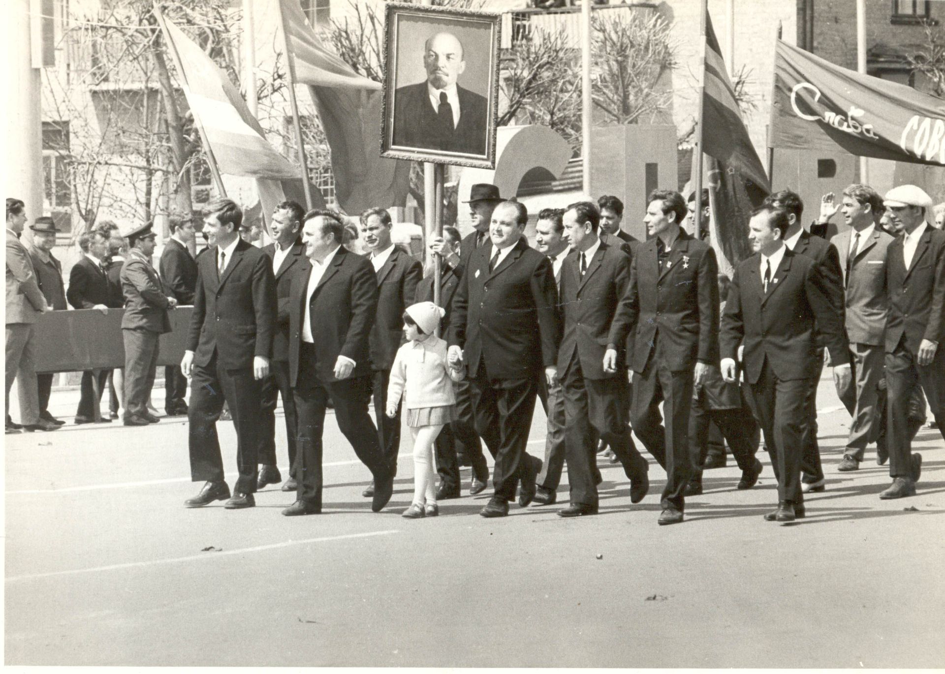 горняки шахты имени 50 летия Октября на Первомайской демонстрации 1970 год. интернет